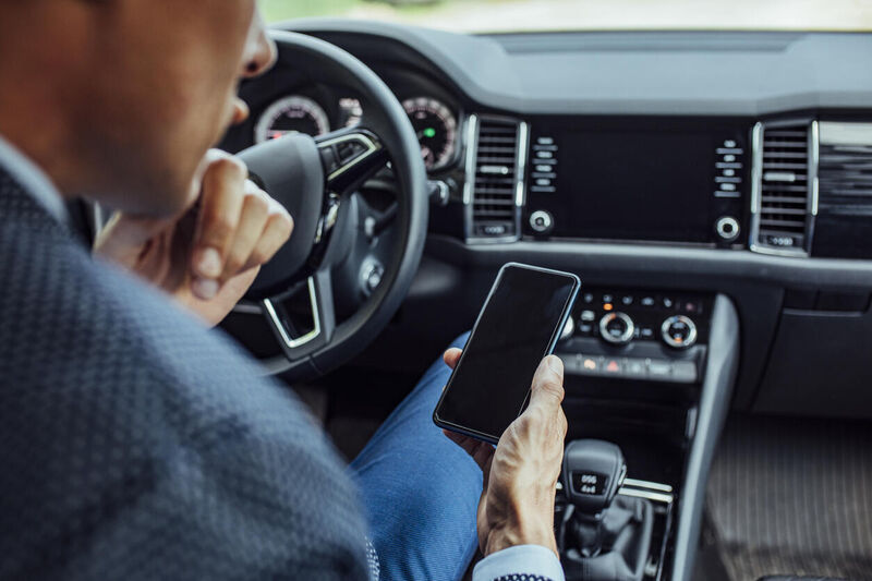 Videobellen tijdens het rijden en uw sportwagenverzekering
